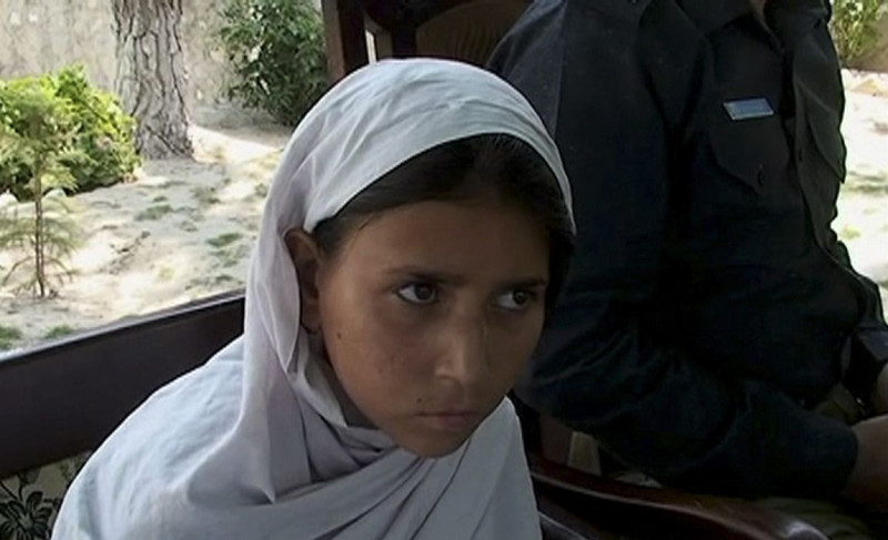 巴基斯坦一名8歲小女孩索哈娜‧賈維德6月18日在上學途中被伊斯蘭激進分子綁架，被迫穿上自殺式炸彈背心充當人肉炸彈，所幸她機警的從歹徒手中逃逸。圖為索哈娜‧賈維德20日出面召開記者會述說被綁的經過。圖片來源：達志影像/路透社。   