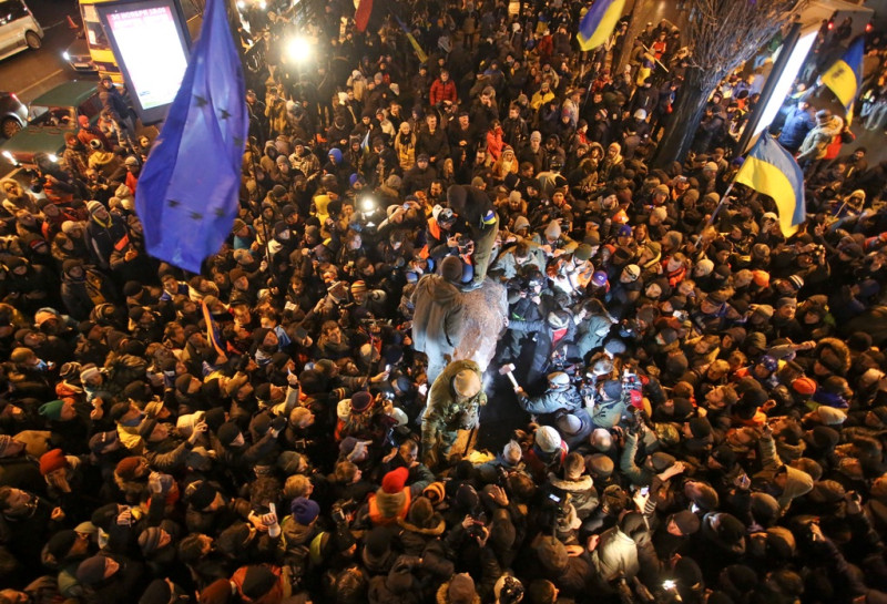 至少50名烏克蘭反政府示威群眾周日湧進基輔獨立廣場，前蘇聯創立者列寧的雕像被示威群眾以繩索拉倒砸毀，並遭槌子破壞，藉此挑戰亞努科維奇計畫強化與俄羅斯關係的立場。圖片來源：達志影像/路透社   