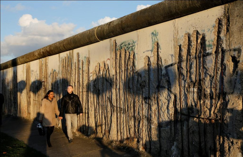 儘管實質的柏林圍牆早已被拆，一道無形的「心理柏林圍牆」卻在90年代末期逐漸阻隔於德東與德西人民之間。圖片來源：達志影像/路透社   
