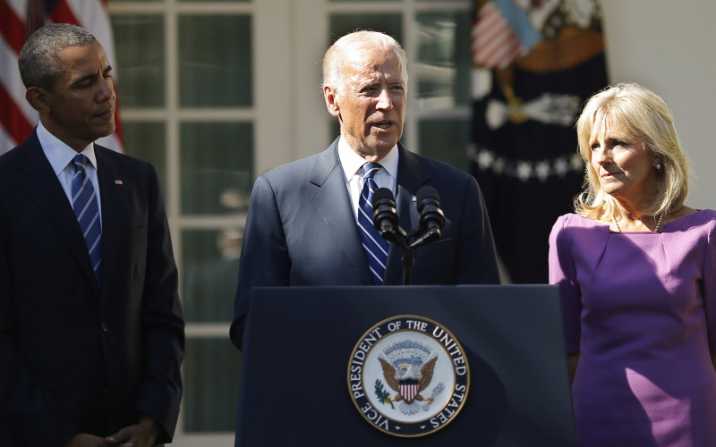 美國副總統拜登（中）在總統歐巴馬（左）與妻子基爾陪伴下，在白宮玫瑰花園公布放棄角逐2016年民主黨總統候選人提名。圖片來源：達志影像/路透社   