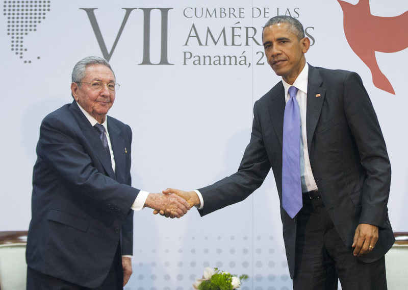 美國總統歐巴馬(Barack Obama)與古巴總統勞爾卡斯楚(Raul Castro)11日舉行歷史性晤談。圖：達志影像/美聯社   