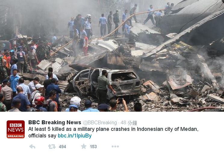 印尼1架軍用運輸機30日墜毀在北蘇門答臘首府棉蘭市區，已造成至少30人死亡。圖：翻攝自BBC推特   
