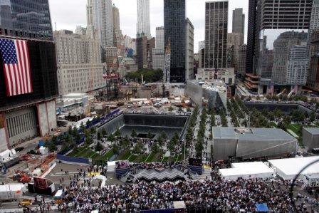 美國於911遭恐怖攻擊炸毀的雙子星大廈「紐約世貿中心遺址」（Ground Zero），聚集了滿滿的人潮，共同參加這場追思活動。圖片來源:達志影像/美聯社   