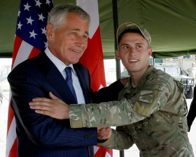 7日抵達喬治亞訪問的美國國防部長黑格誓言，將近一步協助喬治亞強化軍力。圖片來源：達志影像/美聯社   