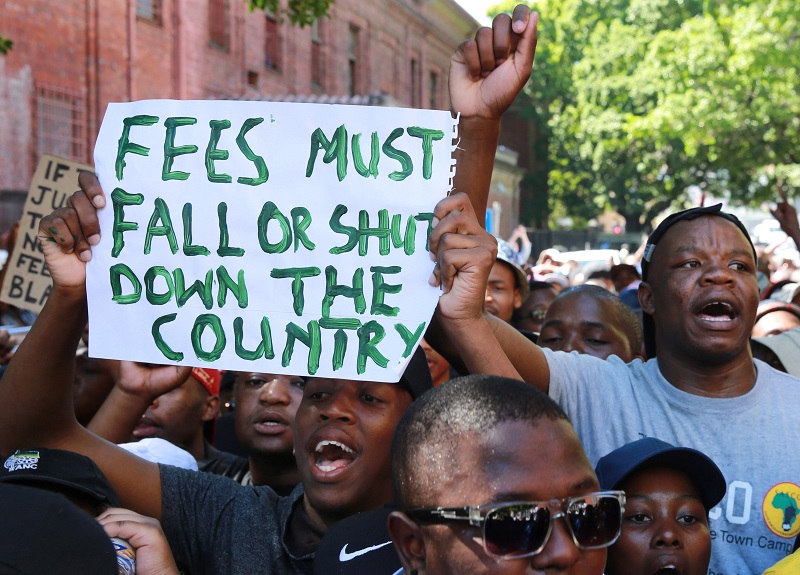 抗議大學學費大幅調漲，南非學生走上街頭，高舉「學費必降」（Fees Must Fall）紙板怒吼。圖片來源：達志影像/美聯社   