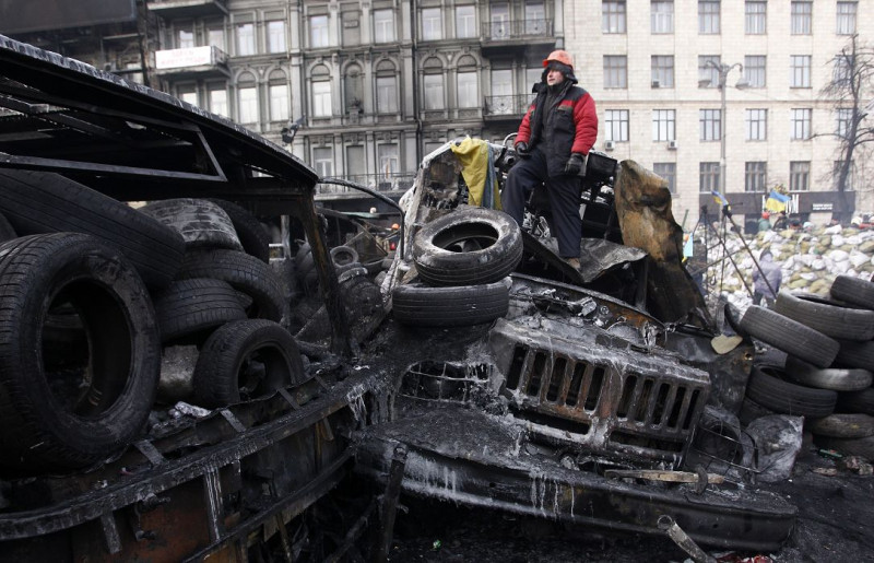 烏克蘭反政府民眾在首都基輔堆起路陣。圖片來源：達志影像/路透社   