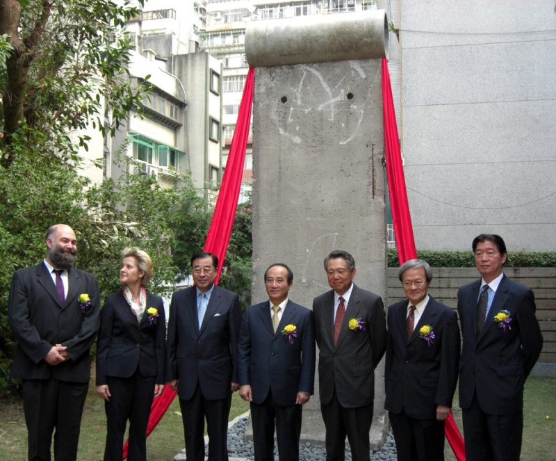 德國贈送我國的柏林圍牆遺跡，目前置放於台灣民主基金會花園裡，今日立法院長王金平(中)等人參與揭幕。   