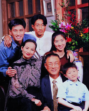 行政院長吳敦義全家福照片，吳敦義懷抱中即是么子吳子均，今年已經20歲，在網路部落格中擁有不少粉絲。圖片來源：財訊網站   