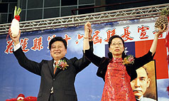 花蓮縣長傅崑萁（左）在20日任命前妻徐榛蔚（右）擔任副縣長，經內政部指兩人是無效的假離婚，該人事案違法，傅已於22日深夜撤回該任命。圖片來源：中央社   