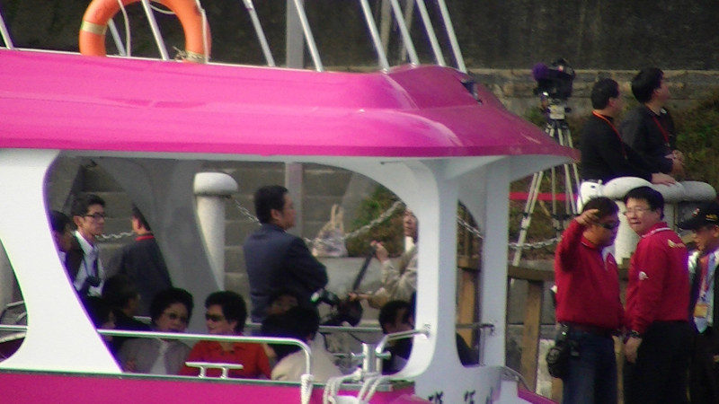原本安排80多位記者登船拍攝陳雲林的遊湖行程，結果主角陳雲林最後竟未登船，只有夫人賴曉華（穿橘色衣服）跟海基會董事長江丙坤夫婦登船。照片：劉桂蘭攝   