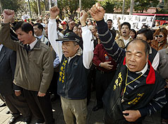 中華民國鄉鎮市民代表會聯合總會成員18日到立法院，針對地制法修法問題表達抗議，要求讓鄉鎮市長與代表再選舉1次，並讓地方能夠參與未來的選區劃分。圖片來源：中央社   