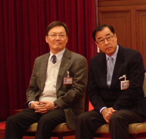 國安會秘書長蘇起(左)今（11）日下午3點臨時在總統府召開記者會宣布辭職。圖為他1月出席總統府美牛記者會時的照片。本站資料照片   