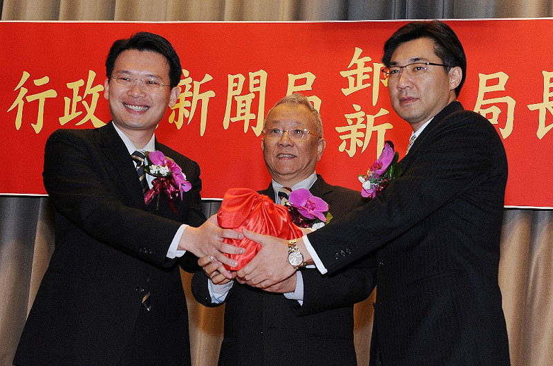 新聞局今（24）日上午舉行新舊任新聞局長交接典禮，在政務委員曾志朗(中)監交下，新任局長江啟臣(右)從卸任的蘇俊賓(左)手中接下印信。黃揚明攝影   