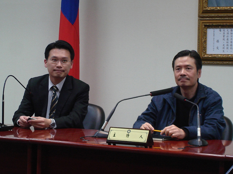 國民黨新任文傳會主委蘇俊賓今（24）日正式上任，明天起就要馬不停蹄投入選戰；國民黨秘書長金溥聰談到近期選舉協調、整合事宜，更有感而發地說：「這角色有點像媽媽桑。」黃揚明攝影   
