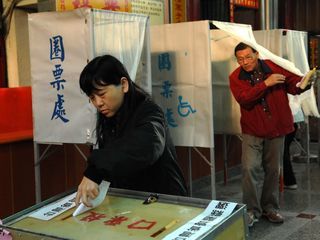 民眾前往投票所投票時，記得攜帶身份證、印章、投票通知單。圖片來源：中央社   