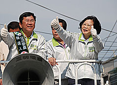 陳明文得票破5萬，自行宣佈當選嘉義縣第2選區立委。圖片來源：中央社   