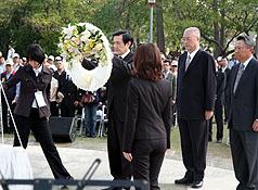 總統馬英九上午在台南市二二八紀念公園主持中樞紀念儀式，代表政府向受難者及受難者家屬道歉。圖片來源:中央社   