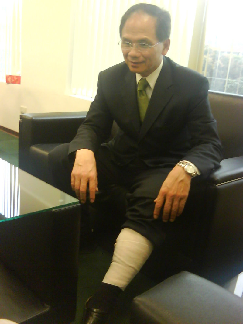 游錫堃在他辦公室接受新頭殼訪問，他左腳小腿的傷尚未完全痊癒，還裹著白紗布。
圖片來源:莊豐嘉攝影   