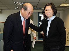 台聯主席黃昆輝今天拜會民進黨主席蔡英文，邀請民進黨一起推動ECFA公投。（圖片來源：中央社）   