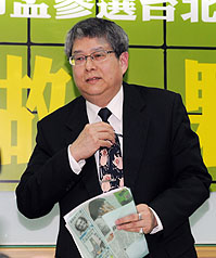 前總統府秘書長陳師孟11日表態參選台北市長。圖片來源：中央社。   