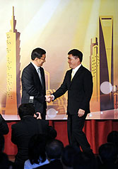 來台灣進行城市交流的上海市長韓正宣布，5月1日世博會期間，將在上海啟動新台幣、人民幣雙向兌換業務。圖片來源：中央社。   