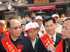 在競爭對手陸續表明退出初選後，台中市長胡志強（圖左）可望出線，披藍袍角逐升格後的台中都市長寶座。資料照片：中央社。   