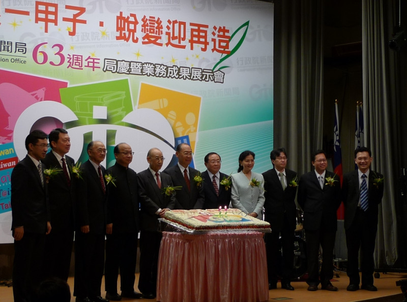 成立已屆第63個年頭的新聞局今（30）日舉行局慶，共有10位歷任局長「回娘家」，出席現場的歷任新聞局長包括錢復、張京育、邵玉銘、胡志強、程建人、趙怡、鍾琴、鄭文燦、謝志偉、蘇俊賓，讓才接任新聞局長2個月的江啟臣顯得相當有面子。黃揚明攝影   