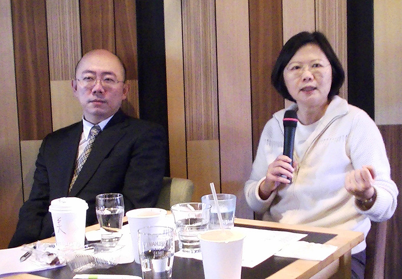 民進黨主席蔡英文表示，她選擇了一條困難的路，因為民進黨希望帶領社會做理性思考。王鼎鈞攝影   