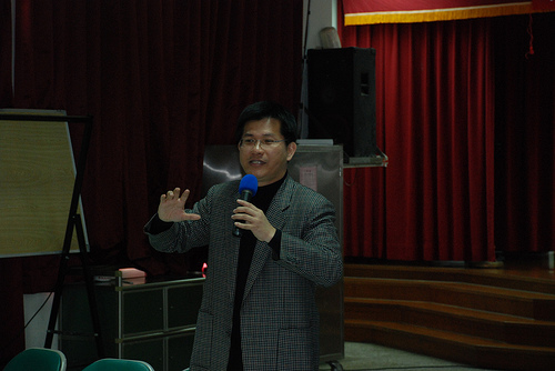 林佳龍向選民解說市政規劃。照片來源：林佳龍部落格   