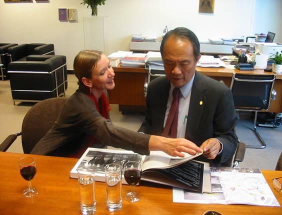 2008年我國駐歐盟兼駐比利時代表高英茂訪安特衛普王家音樂院。照片來源：外交部   
