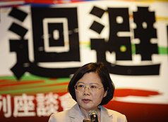 蔡英文今天出席民進黨為研擬「十年政綱」所召開的系列座談，就「全球化下台灣經濟發展新策略」這個主題，提出了台灣社會必須面臨的3個選擇。圖片來源：中央社。   