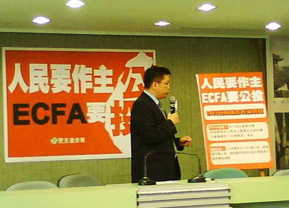 民進黨將首度主辦ECFA公投群眾運動，本周六將於高雄光榮碼頭登場。攝影/王鼎鈞   