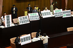 立法院議場 7日上午議事空轉，國民黨立委占據主席台，並放置「我要開會」等抗議看板。圖片來源：中央社。   