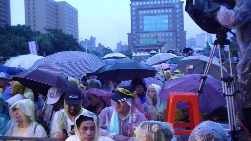 滂沱大雨沒有澆熄626遊行民眾對馬政府的怒火。圖片來源：王鼎鈞/攝影   