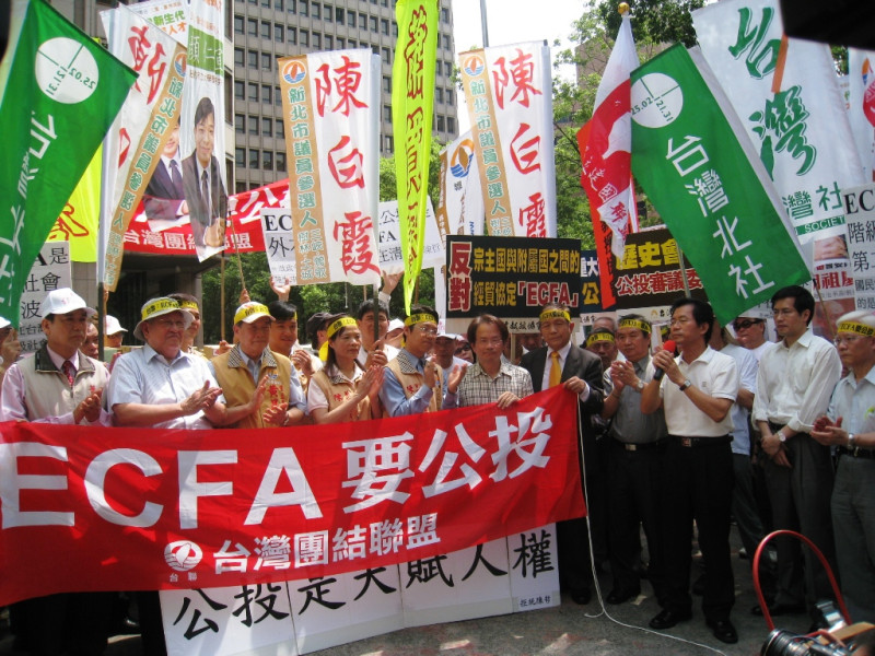 台聯大陣仗聯合本土團體出面向中選會遞出ECFA公投新案。照片來源：台灣團結聯盟   