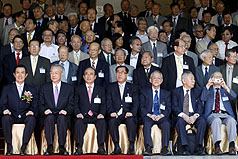 馬英九總統、行政院長吳敦義和立法院長王金平等人因中研院院士會議同台出席，並且和院士們大合照。圖片來源：中央社   