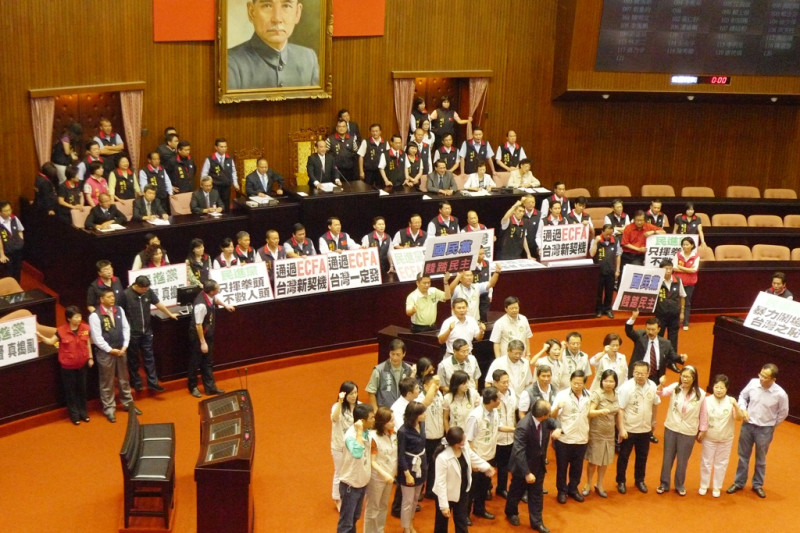 國民黨一早即全程佔據立院主席台，綠委們在相對少數之下，只能無奈地呼喊自己的主張。圖片：鄭翔峻/攝影   