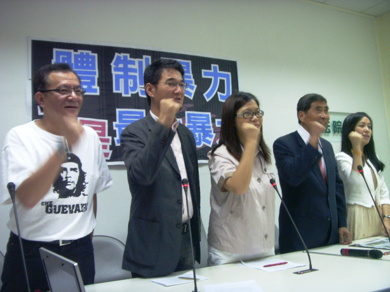 綠委呼籲邱議瑩不要為掌摑李慶華案入獄，以免黨團流失戰力。圖片：王鼎鈞/攝影   