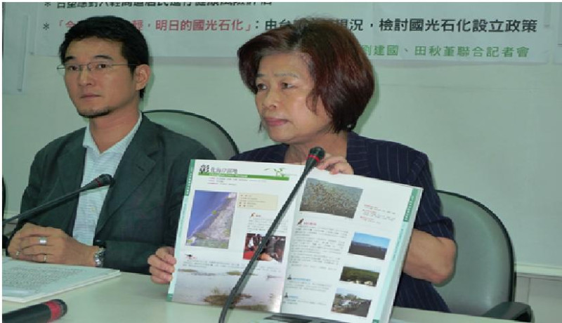 民進黨立委翁金珠說明，石化工業已嚴重影響環境。圖片：鄭翔峻攝。   