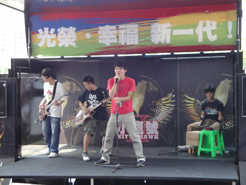 蔡英文的輔選分身「二代鷹」啟用儀式，邀請年輕樂團到現場熱唱，展現台灣的青年活力。圖片：陳琬評/攝   