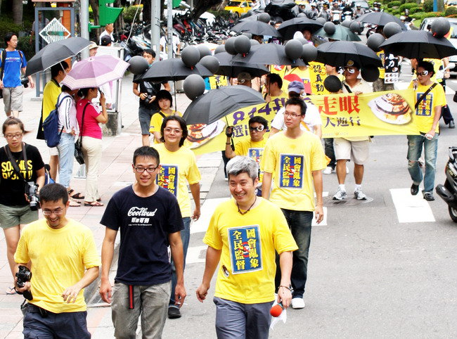 「814我看走眼，選出這種立委大遊行」14日下午舉行，黃色隊伍一下子就吸引路過民眾的眼光。圖片來源：翻攝自臉書。   