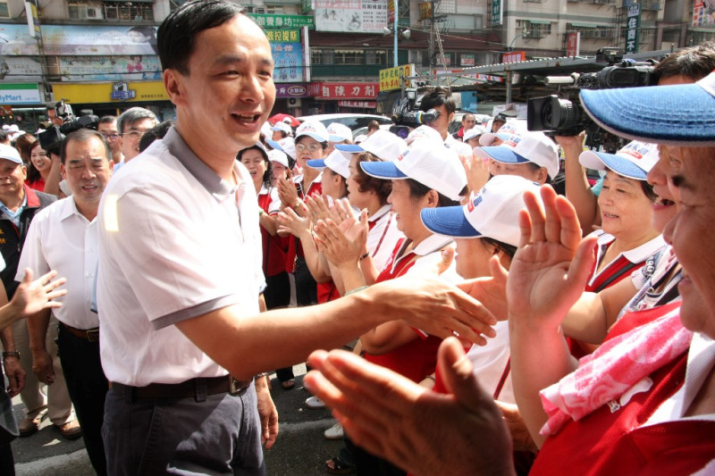 勤跑行程的國民黨新北市長參選人朱立倫，七夕仍要忙到晚上6點，朱立倫說，，「只能陪太太吃小吃，也可能看場電影」，至於細節「尊重太太，太太決定」。圖片提供：朱立倫競選辦公室   