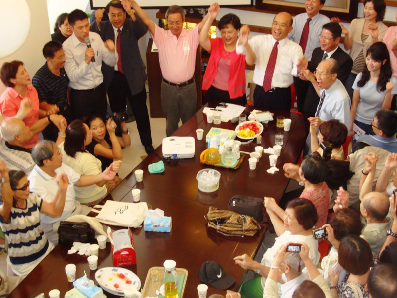 選戰倒數100天，蘇貞昌公開他的「客廳會」，並回應總統府與國民黨的抨擊。圖片：王鼎鈞攝   