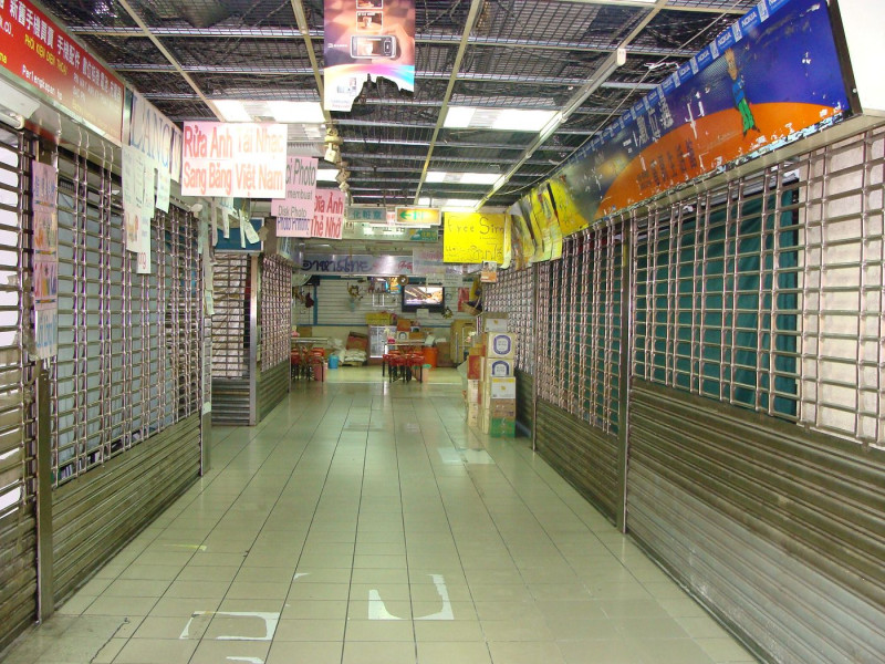位於台中市火車站附近的第一廣場大樓，有6成以上的店家歇業（圖）。民進黨台中市長參選人蘇嘉全今天特別前往視察，允諾要把這裡建成台中市的「文藝復興特區」。圖片來源：蘇嘉全競選總部提供。   
