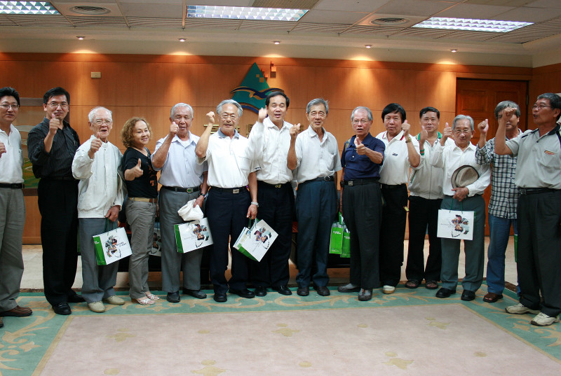 台灣地區政治受難人互助會總會長吳榮元等人認同楊秋興參選理念，至縣府為楊縣長加油。圖片:黃山高攝影   