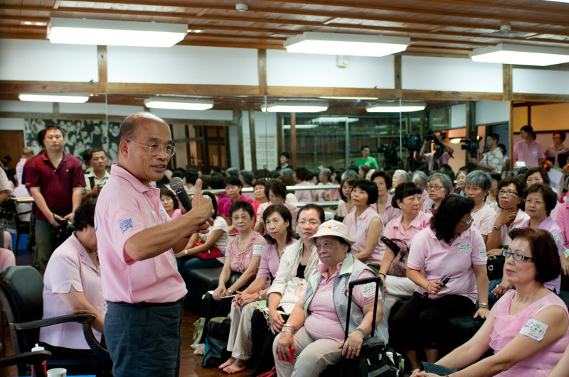 身著粉色系衣服的婆媽級粉絲，聚集在蘇貞昌的客廳會中，為蘇貞昌加油打氣。圖片:蘇貞昌競選團隊提供。   