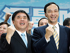 國民黨在雙北選戰中，力推「黃金雙子城－淡水河曼哈頓計劃」，台北市長郝龍斌（左）、國民黨新北市長參選人朱立倫（右）5日在記者會中描繪未來願景。圖片:中央社   