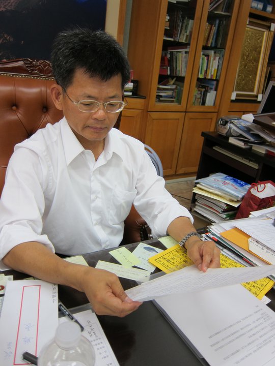 脫離民進黨參選大高雄市長的楊秋興，在首長滿意度調查中仍然高居第一名。圖片來源：翻攝自楊秋興Facebook照片。   