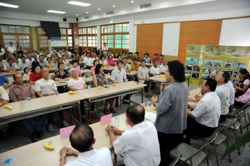 高雄市長陳菊在旗山鎮農會與旗山父老座談，期望讓「香蕉王國」重新再起，再造農村榮景。  
 圖片:黃山高攝影   