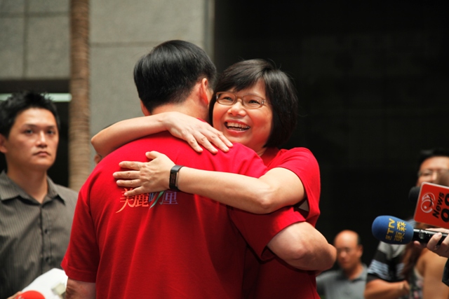 市長夫人難得現身，郝龍斌夫婦應媒體要求，在鏡頭前來個「愛的抱抱」。圖片來源：花博營運總部   